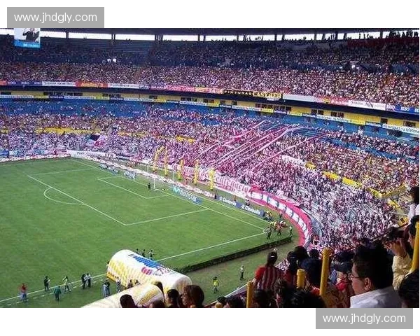 怀旧黑白画面呈现激动人心的国际足球比赛实时直播精彩非凡全景盛况